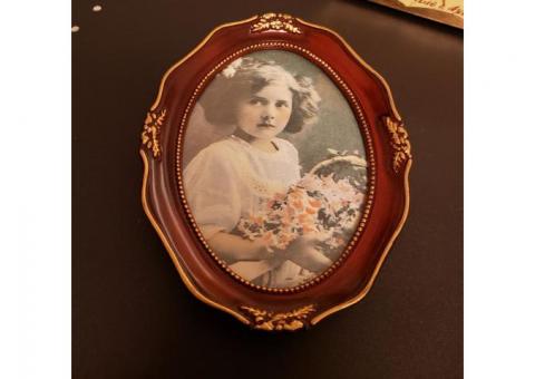 Old Fashioned Looking Picture Frames